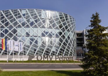 Profitul OMV Petrom scade cu 14% în prima jumătate a anului. Compania a plătit 10 miliarde de lei la buget și accelerează investițiile