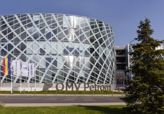 Profitul OMV Petrom scade cu 14% în prima jumătate a anului. Compania a plătit 10 miliarde de lei la buget și accelerează investițiile