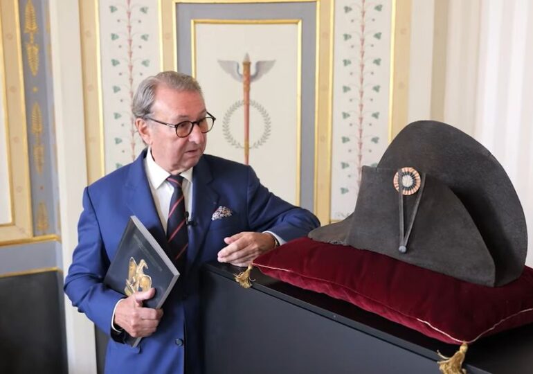 O pălărie purtată de Napoleon a fost vândută pentru un preț record (Video)