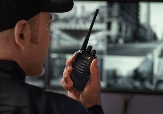 Proxenetism în saloane de masaj erotic din centrul Capitalei: opt persoane reținute, sute de mii de lei și zeci de mii de euro găsiți la percheziții