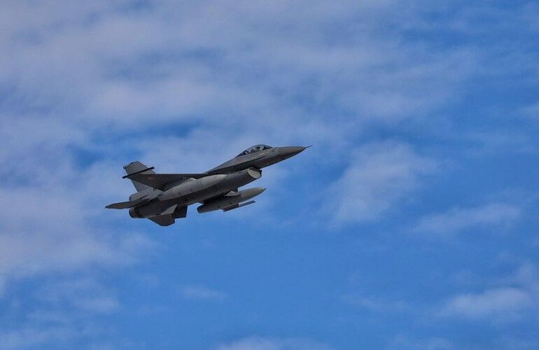 Rusia ne amenință: Dacă avioane F-16 folosite de Ucraina decolează din România, Moscova va considera că participă la conflict și va lua măsuri