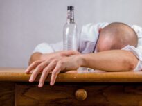 Medicul Radu Țincu avertizează: Alcoolul consumat pe caniculă poate provoca insolație, leșin și tulburări cardiace