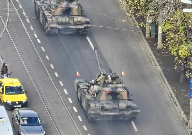 Imaginile zilei: Tehnică de luptă, prin traficul de București