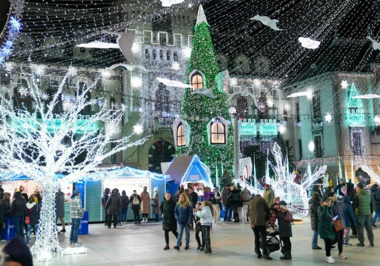 PSD se laudă că bradul de Crăciun de la Craiova a fost desemnat cel mai frumos din Europa. Topul e făcut de site-ul unde primăria a plătit și pentru locul 1 de Paște