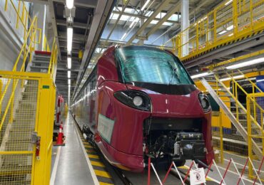 Primul tren nou cumpărat de România în ultimii 20 de ani va ajunge în țară sâmbătă seara