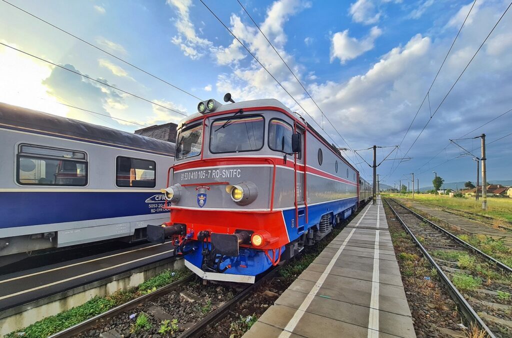 CFR SA: Trafic feroviar în condiții de avarie spre și dinspre litoral. Trenurile au întârzieri de sute de minute