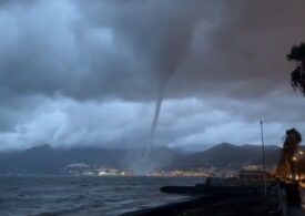 Trombă marină impresionantă în apropiere de Napoli (Video)