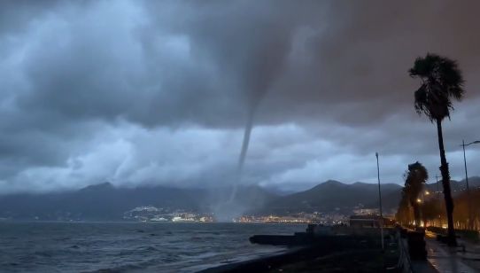 Trombă marină impresionantă în apropiere de Napoli (Video)