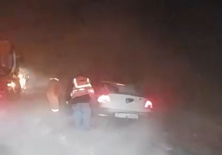 Un cod roșu de viscol a lăsat localități întregi fără curent și apă, a închis autostrăzi și multe DN, a blocat calea ferată (Video)