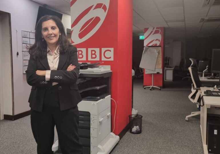 Gafa zilei: O prezentatoare BBC face un gest obscen, în direct, în deschiderea jurnalului (Video)