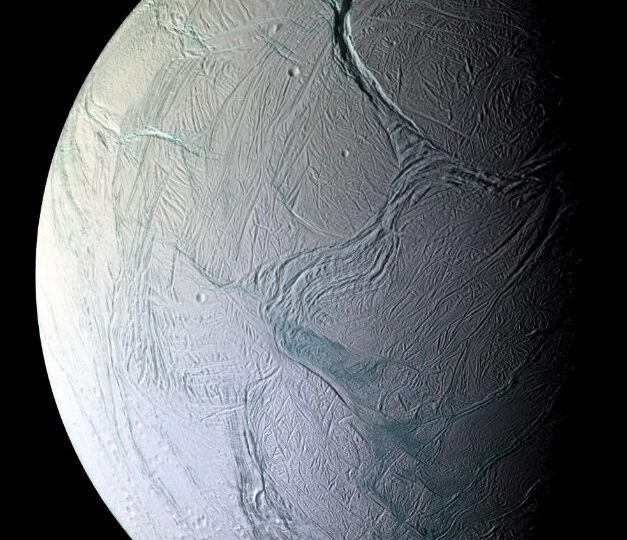 Encelades ar putea să aibă tot ce-i trebuie pentru a susține viața. Cea mai recentă descoperire făcută pe luna lui Saturn