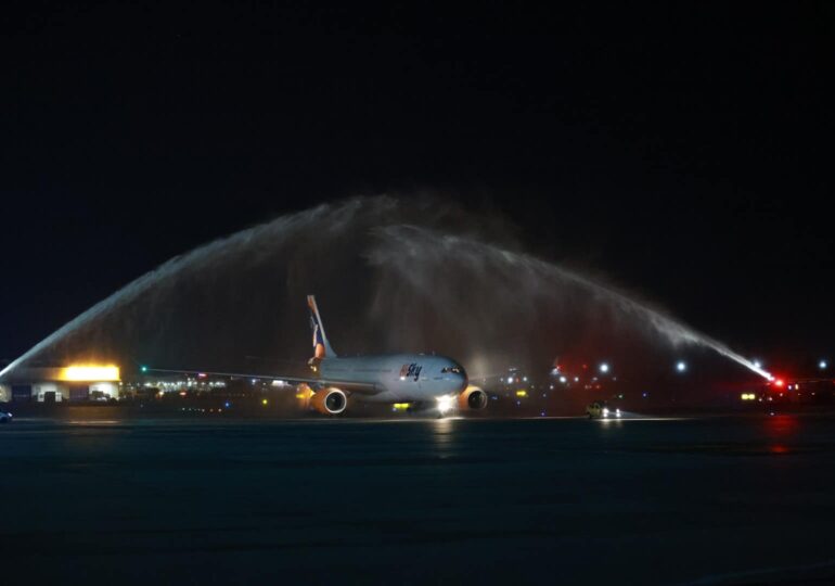 Primul Airbus A330 înregistrat în România a aterizat la București. Avionul poate atinge 14 ore de zbor neîntrerupt