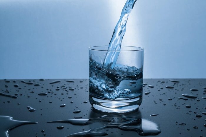 Restaurantele vor fi obligate să ofere gratuit apă clienților. Legea merge la promulgare