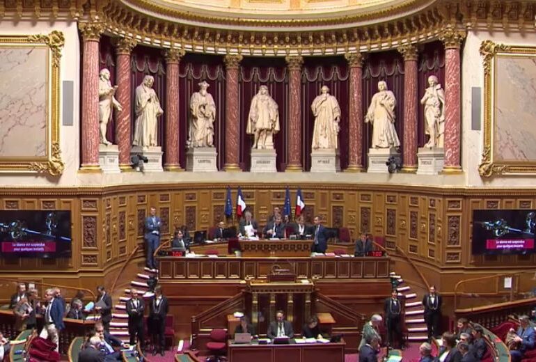 După luni de dispute politice, controversata lege privind imigrația a fost adoptată de Parlamentul din Franța
