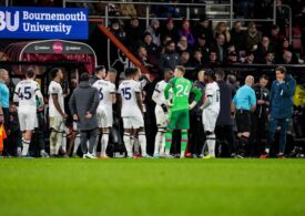 Meci din Premier League, suspendat după ce un jucător s-a prăbușit pe gazon: Nu se va mai juca azi