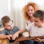 Ce instrumente muzicale aleg părinții din România pentru copiii lor? Top 4 alegeri