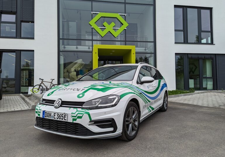 O firmă din Germania transformă mașinile obișnuite în vehicule electrice în doar 8 ore