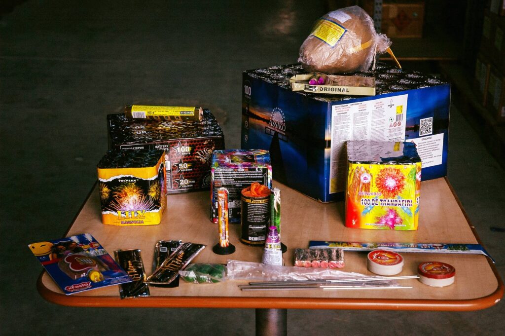 Poliția a confiscat aproape 53 de tone de petarde și artificii. Amenzile au crescut, peste 600 de persoane sunt cercetate penal