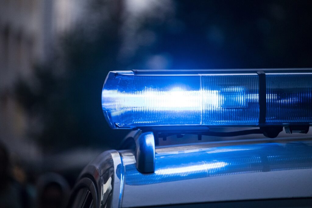 Accident grav în București: Două autoturisme s-au ciocnit, unul dintre ele a fost proiectat pe trotuar și a lovit 4 pietoni