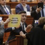 Protest AUR în Parlament la dezbaterea bugetului. Simion nu l-a lăsat pe Ciolacu să-și țină discursul și a acuzat că Șoșoacă i-a rupt o pancartă (Video)