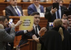 Protest AUR în Parlament la dezbaterea bugetului. Simion nu l-a lăsat pe Ciolacu să-și țină discursul și a acuzat că Șoșoacă i-a rupt o pancartă (Video)