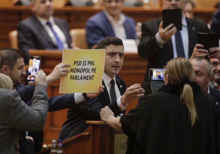 Protest AUR în Parlament la dezbaterea bugetului. Simion nu l-a lăsat pe Ciolacu să-și țină discursul și a acuzat că Șoșoacă i-a rupt o pancartă (Video)