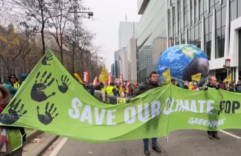 Zeci de mii de oameni au cerut în stradă liderilor lumii să asigure „o planetă locuibilă și sănătoasă" (Video)