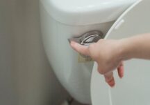 Spania vrea să interzică aruncarea șervețelelor umede în toaletă și eliberarea baloanelor în natură