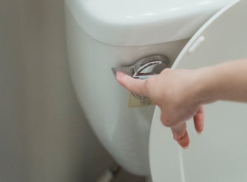 Spania vrea să interzică aruncarea șervețelelor umede în toaletă și eliberarea baloanelor în natură
