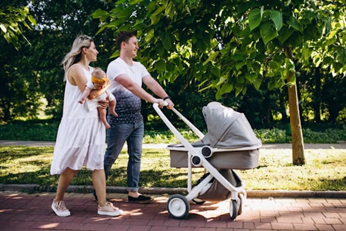 Bebeluși sănătoși, părinți fericiți: Care este importanța plimbărilor în aer liber?