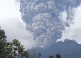 Un vulcan din vestul Indoneziei a erupt. Coloana de cenușă a ajuns până la 3 km altitudine (Foto & Video)