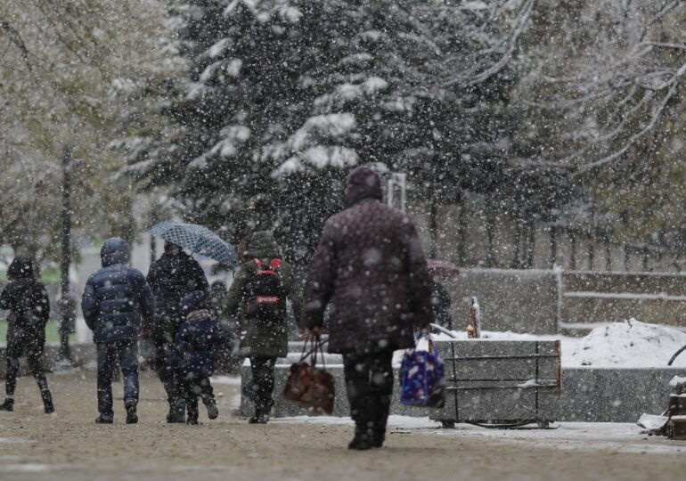 Ninge de Crăciun. ANM a emis cod galben de frig, viscol și zăpadă de 25 cm
