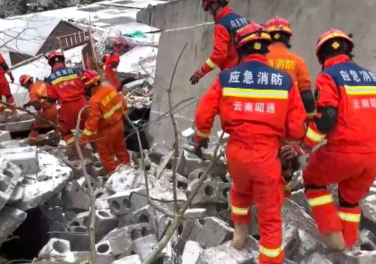 Zeci de oameni îngropați de vii în timp ce dormeau, după o alunecare de teren în China (Video)