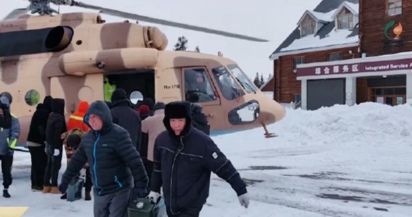 Aproape 1.000 de turiști au rămas blocați într-un sat de vacanță. Ninge continuu de zece zile, stratul de zăpadă a ajuns la 7 metri (Video)