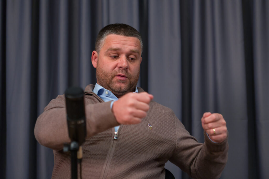 Ciucu atacă dur pe Facebook o colegă de la guvernare: Tu și Năsui sunteți fix la fel. Și mie îmi vine să urc PSD-ul pe pereți
