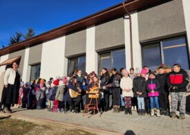 Cântăreața de jazz, Luiza Zan, a inaugurat Școala Primară și Grădinița „Reményik Sándor” din Alungeni, renovată de Asociația BookLand