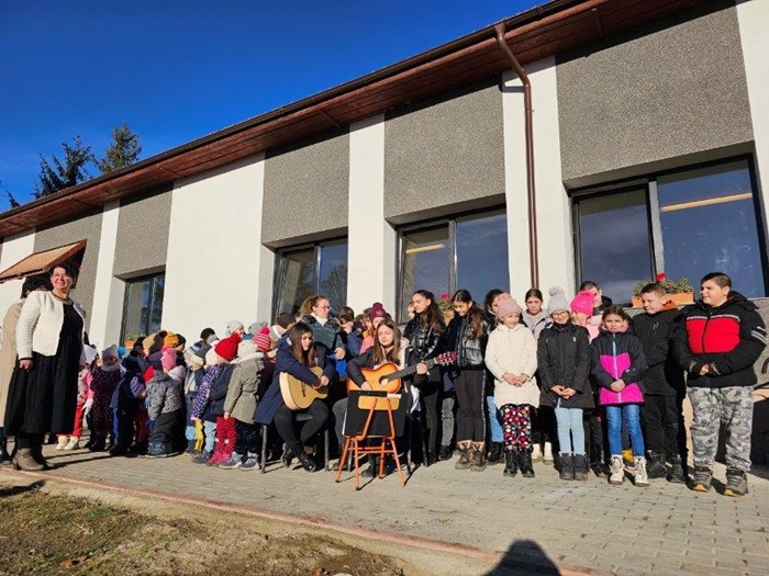Cântăreața de jazz, Luiza Zan, a inaugurat Școala Primară și Grădinița „Reményik Sándor” din Alungeni, renovată de Asociația BookLand