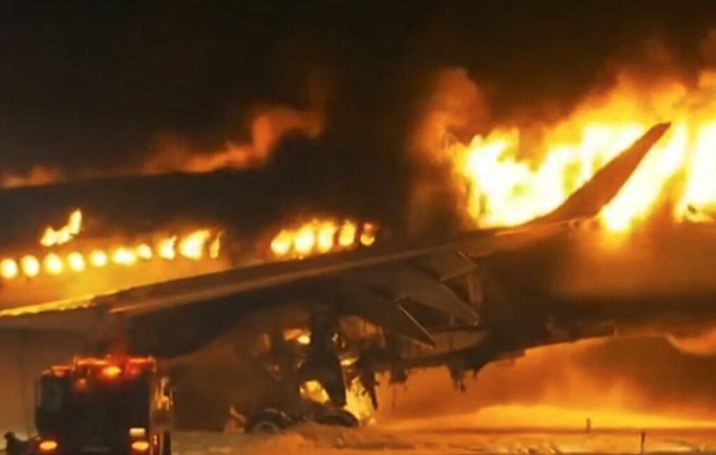 Un avion de ligne prend feu à l’aéroport de To