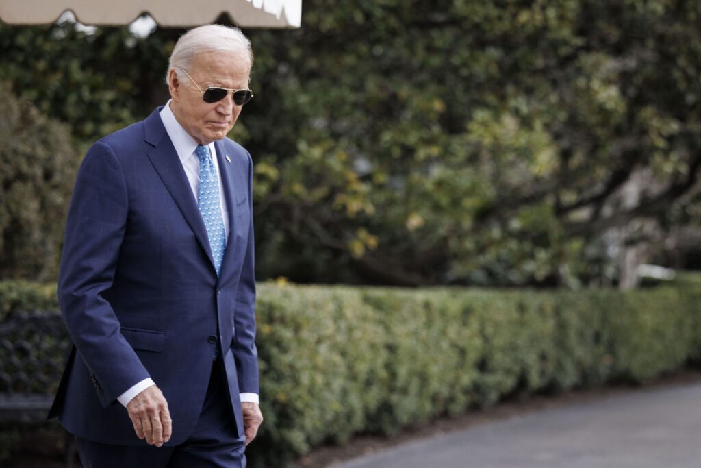US President Biden hold a White House departure
