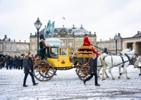 Sfidând gerul, regina Margrethe a făcut o ultimă plimbare cu trăsura poleită cu aur prin Copenhaga, înainte de a abdica (Galerie foto & Video)