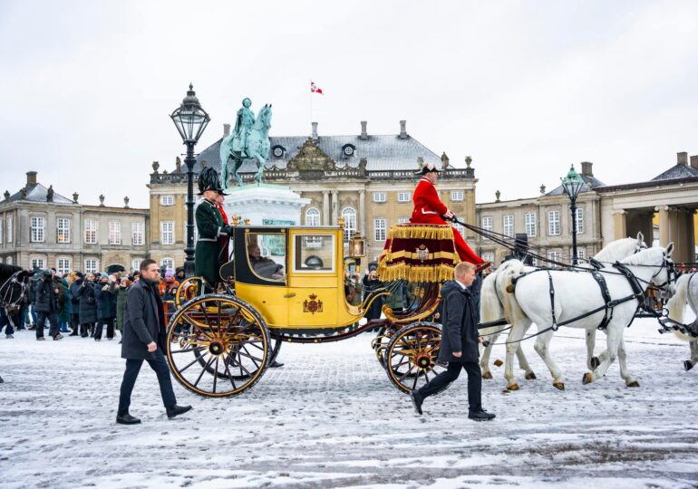 Sfidând gerul, regina Margrethe a făcut o ultimă plimbare cu trăsura poleită cu aur prin Copenhaga, înainte de a abdica (Galerie foto & Video)