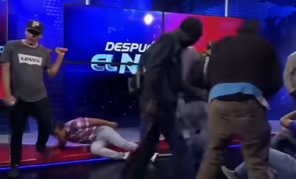 Mai mulți bărbați înarmați au dat buzna în direct în platoul unei televiziuni publice din Ecuador și au luat ostatici (Video)