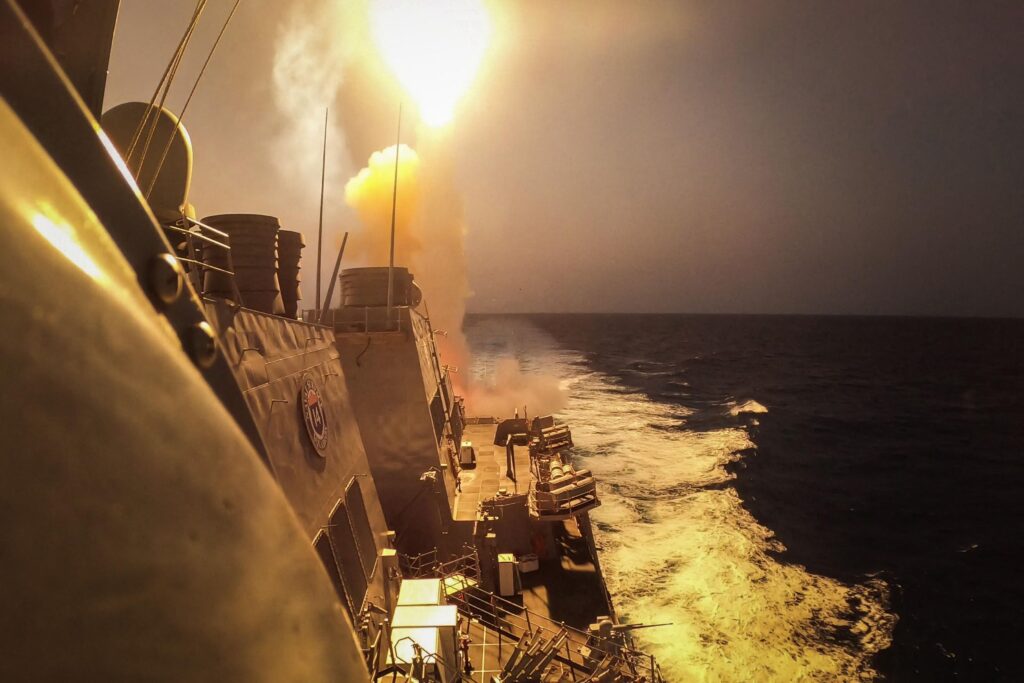 Rebelii houthi au atacat două petroliere saudite în Marea Roșie și amenință una dintre cele mai importante rute maritime din lume