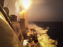 Rebelii houthi au atacat două petroliere în Marea Roșie și amenință una dintre cele mai importante rute maritime din lume