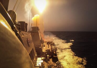 Rebelii houthi au atacat două petroliere în Marea Roșie și amenință una dintre cele mai importante rute maritime din lume