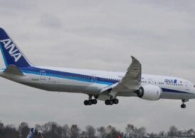 Un Boeing 737-800 s-a întors din drum după ce s-a descoperit o fisură la fereastra cabinei