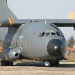 Momentul în care un avion militar turc zboară aproape de sol în centrul unui oraș, îngrozind șoferii (Video)