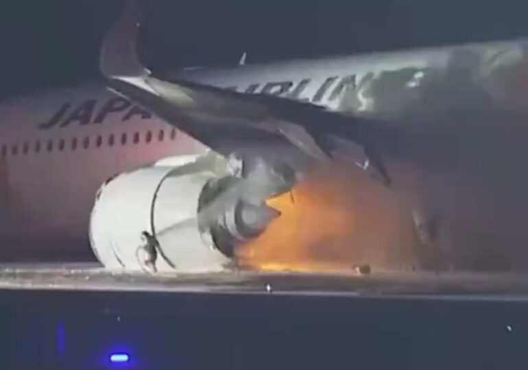Un avion de pasageri a luat foc pe aeroportul din Tokyo <span style="color:#990000;">UPDATE</span> Cinci oameni au murit (Foto & Video)