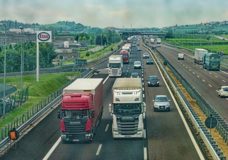 Acord UE: Camioanele și autobuzele noi cu motor diesel vor fi eliminate aproape complet până în 2040
