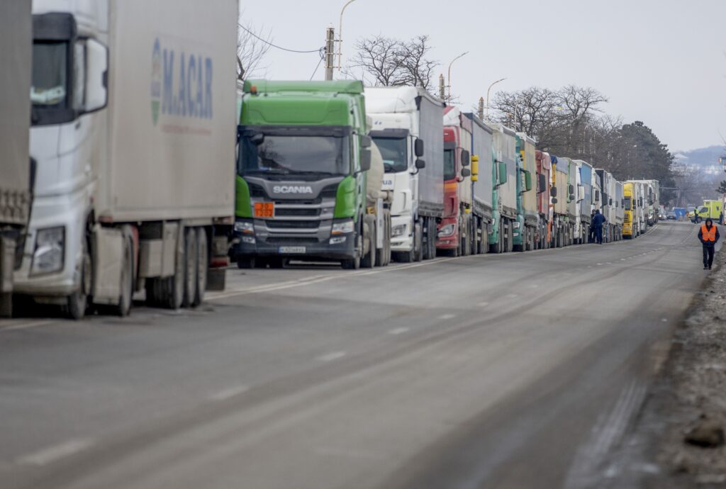 Cod roșu de caniculă: Restricții pe șosele și viteză mai mică la trenuri